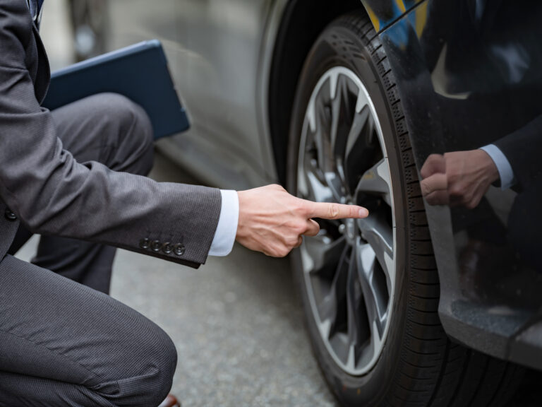 車・指差す男性